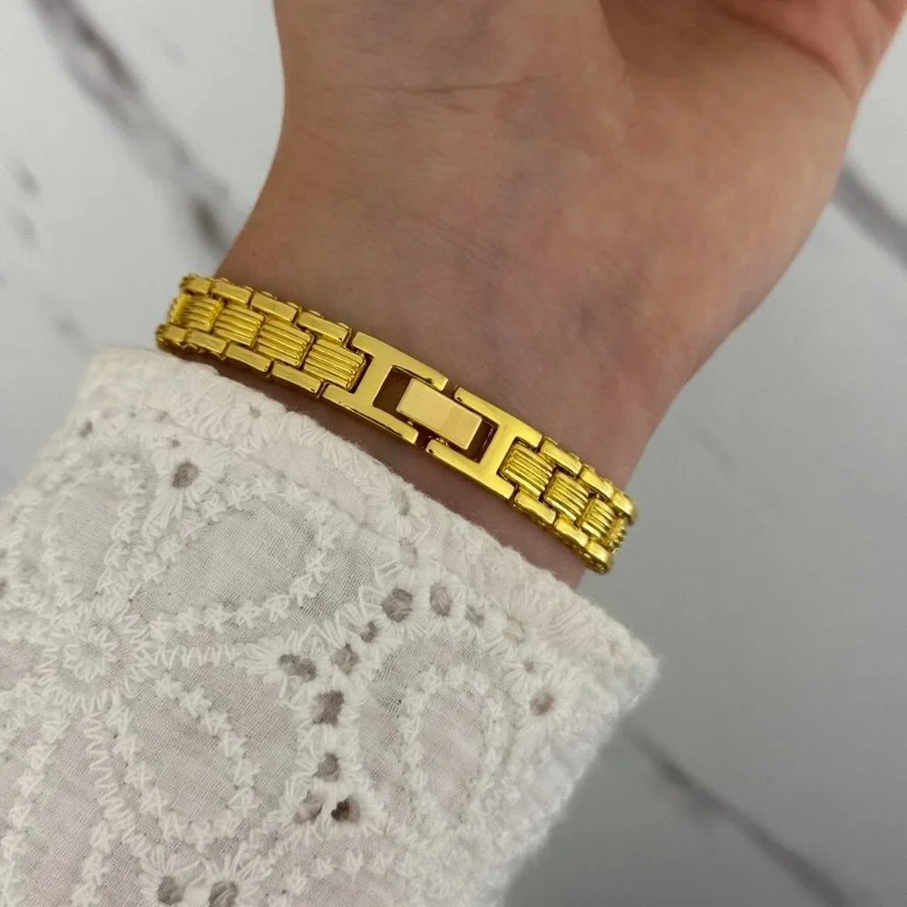 SKU:0031 vintage vibe gold white mini watch with heart + in a gift box‎